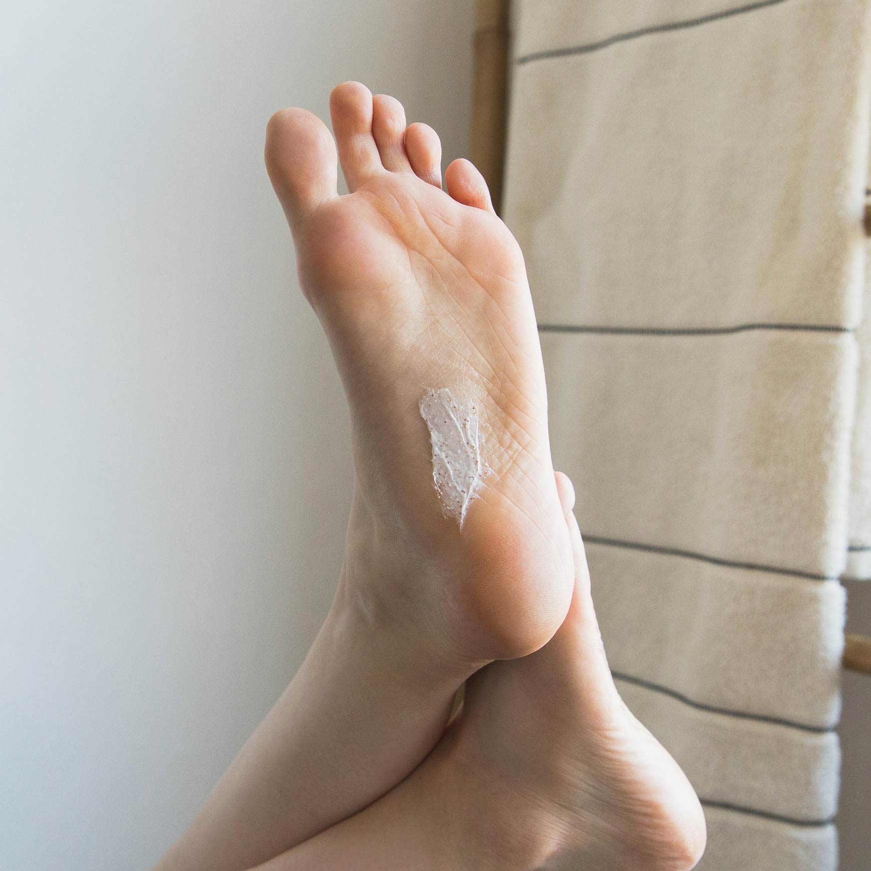 alvadiem-soins-des-pieds-gommage-pieds-nourrissant-gommage-miel image 2